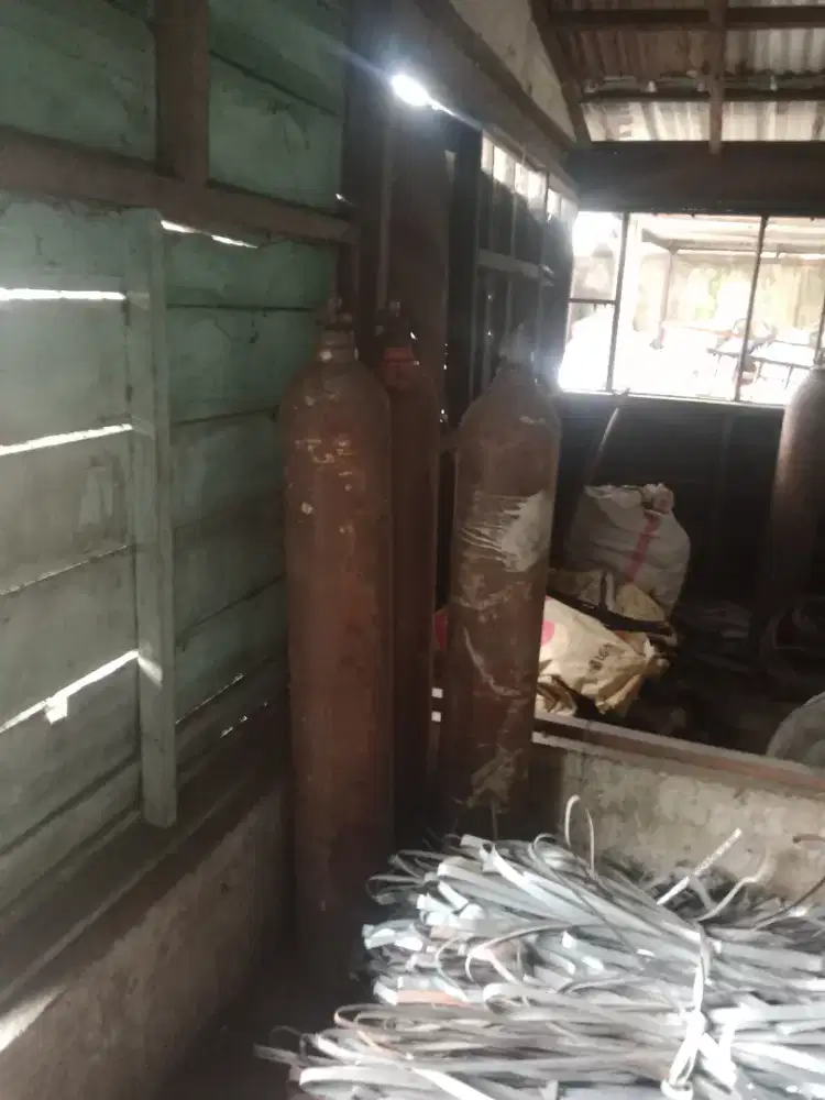 Tabung oksigen untuk potong besi