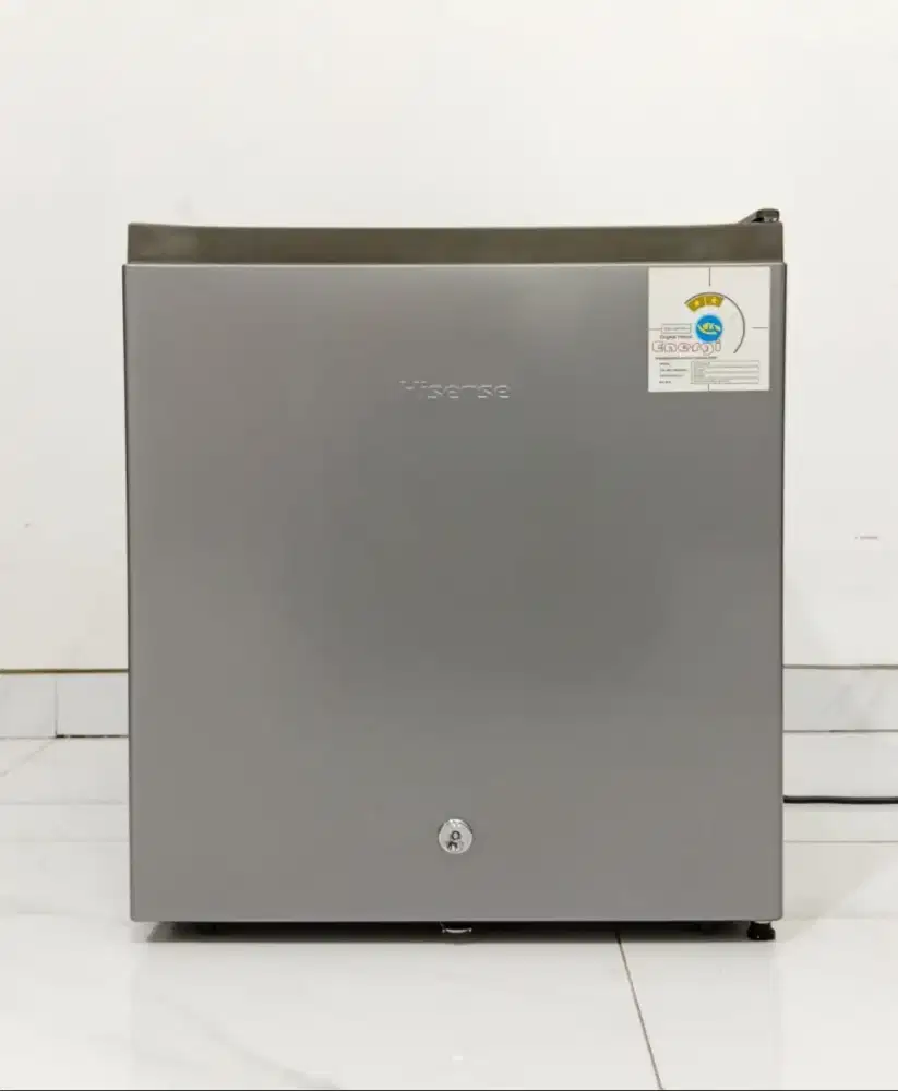 Kulkas Kecil Mini bar Merk Hisense no minus seperti baru murah bandung