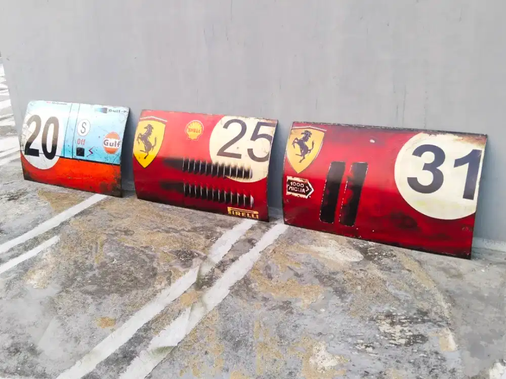 Hiasan dinding panel body mobil ferrari F1 vintage jaket helm lawas