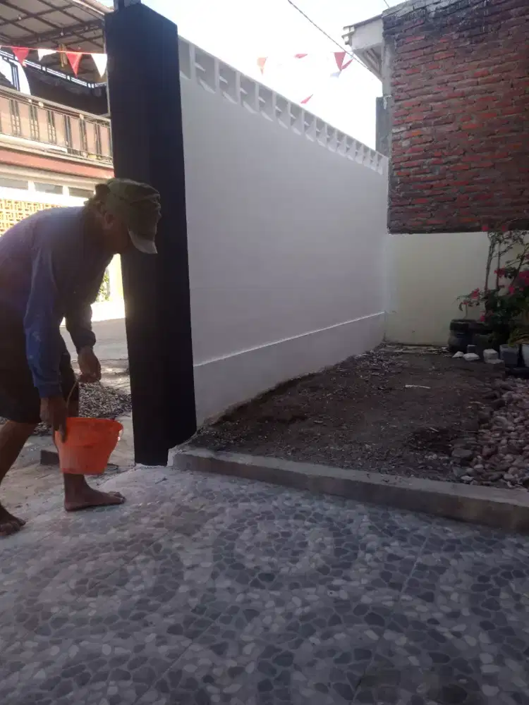Tukang pagar tembok