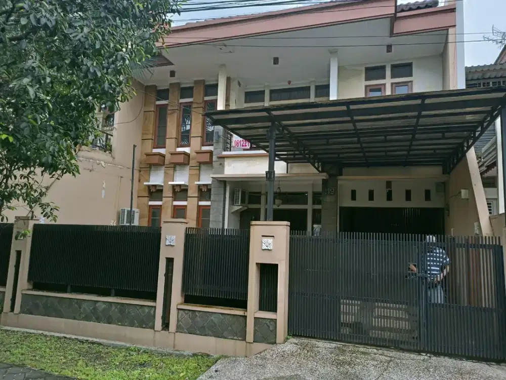 DISEWAKAN RUMAH LUAS DI DALAM KOMPLEK BATUNUNGGAL SIAP HUNI COCOK UNTUK HUNIAN KELUARGA YANG NYAMAN