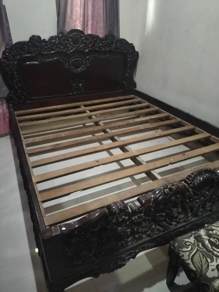 Tempat tidur jati klasik dan meja rias jati klasik