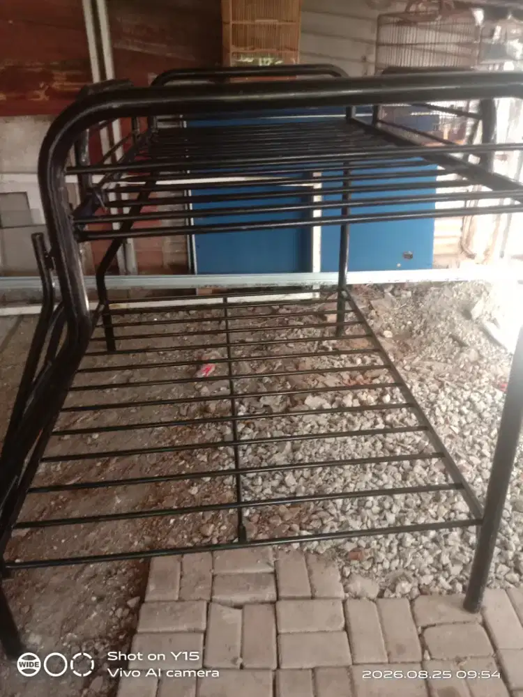 Jual cepat tmpt tidur ranjang besi dua tingkat.