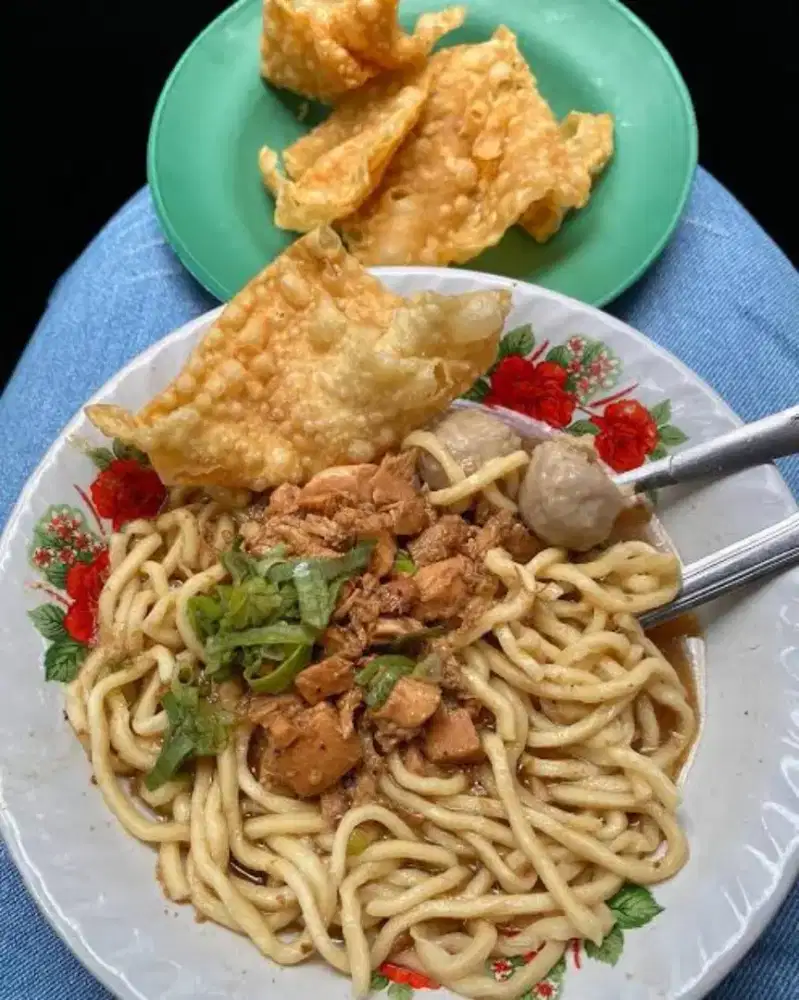 Pegawai mie pangsit non halal