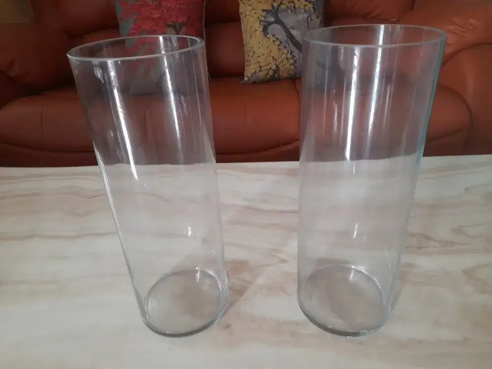 Dijual vas bunga antik dari kaca bagus dan mulus.