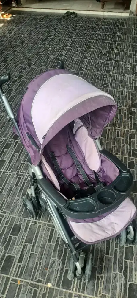 Jual stroller atau kereta dorong bayi.