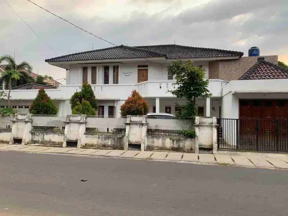 Dijual Rumah Hoek 2 lt di Kavling DKI Meruya Hitung Tanah saja!! Lt 412 m2 lb 260 m2 SHM hadap Timur, selatan
 6 kt 4 km, carport 3, garasi 2, nego!