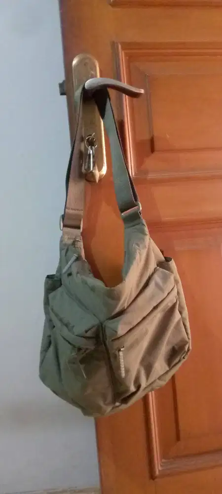 Tas selempang Uniqlo