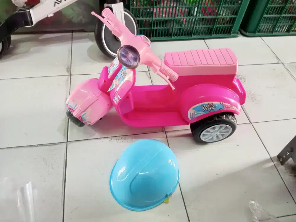 Mainan Anak Vespa Naik Helm