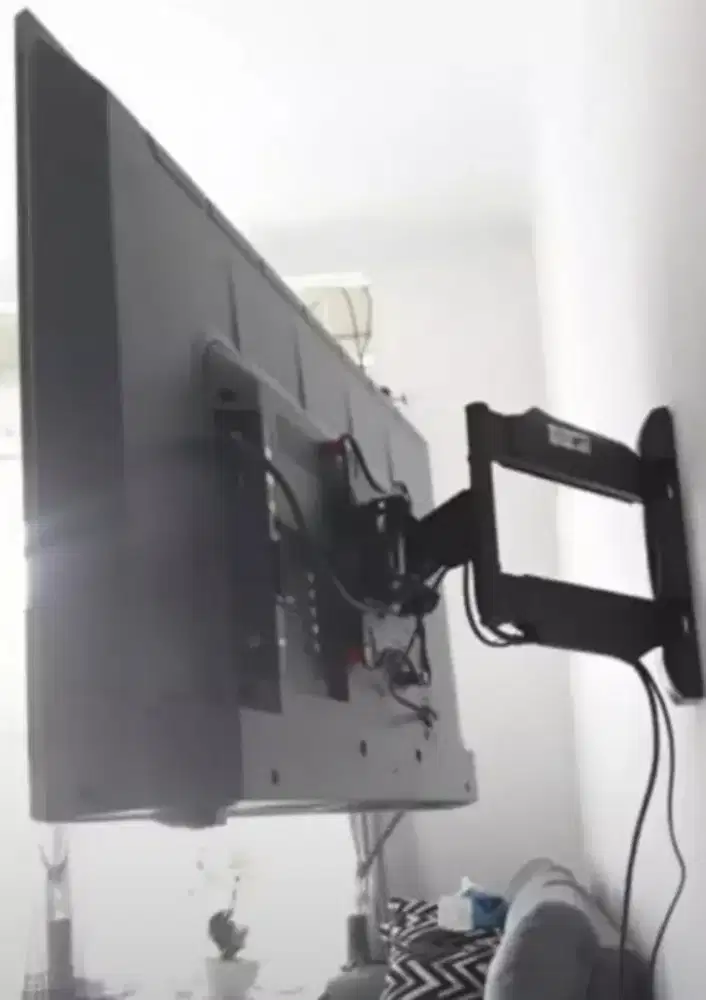 bracket tv plus pasang