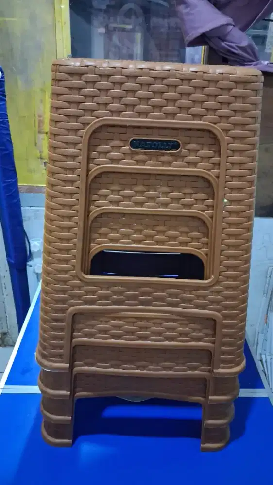 bangku plastik coklat