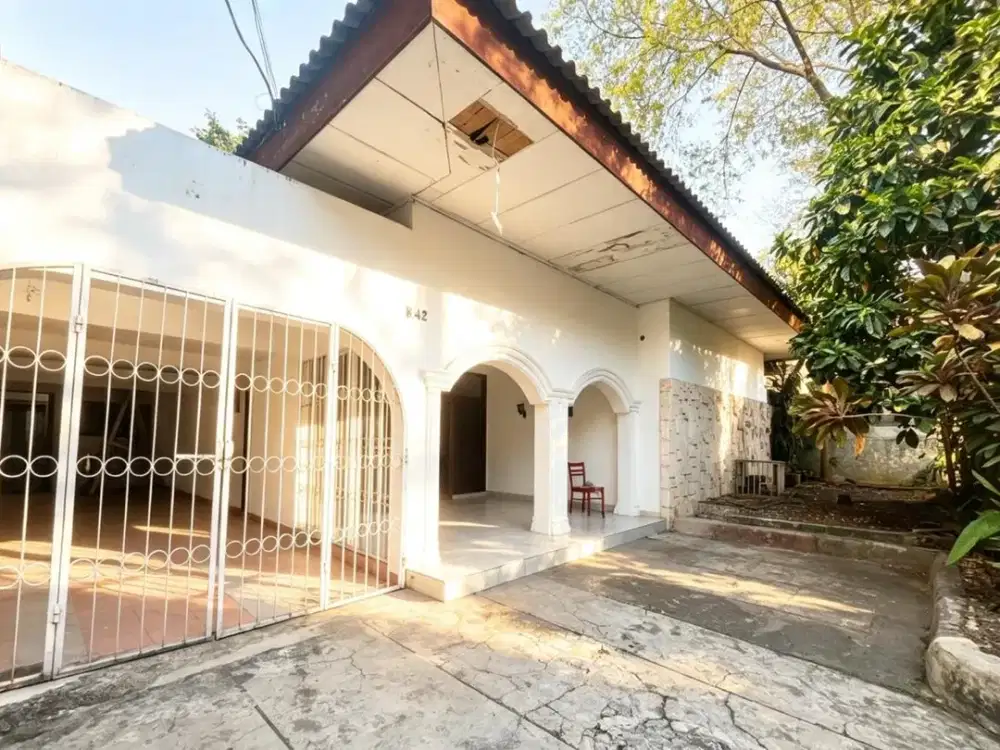 Rumah Dharmawangsa Kebayoran Jakarta Dekat dari Jalan Utama