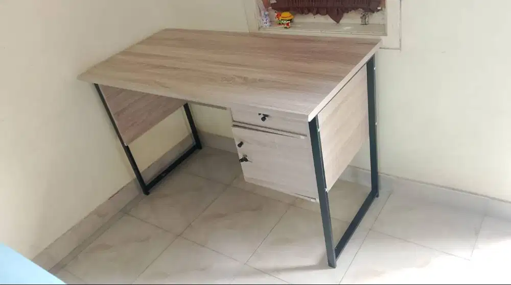 meja tulis titan kaki besi