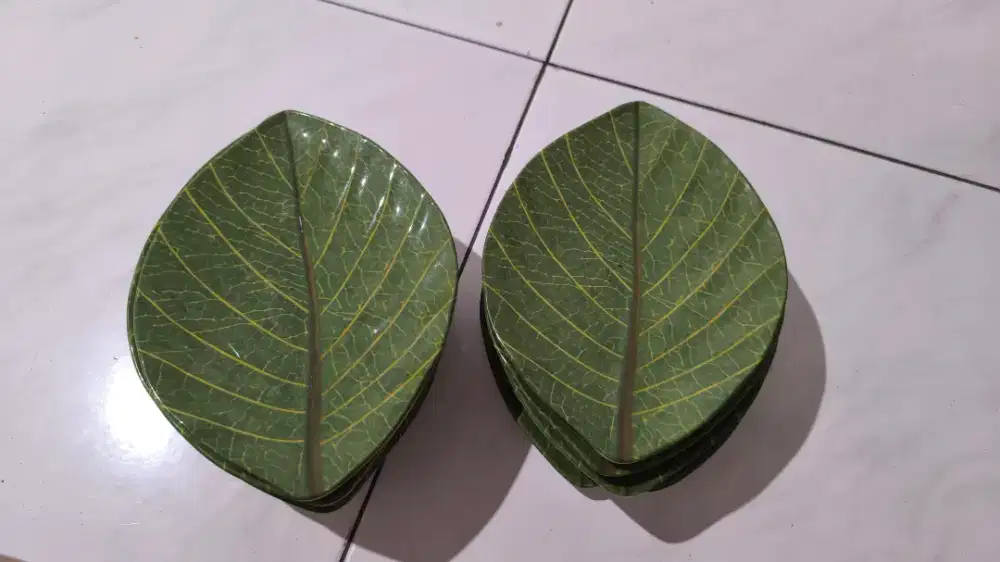 Piring melamine motif daun