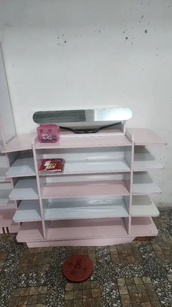 Lemari jualan atau lemari ruangan
