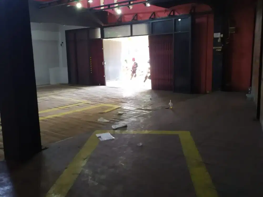 ...disewa ruang usaha di mainroad buah batu. cocok untuk bengkel, detailing, restoran, dll dekat pusat kuliner......