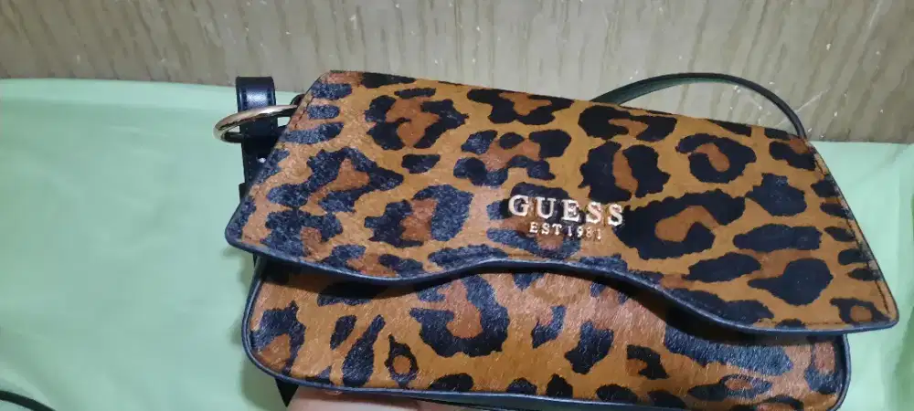 GUESS Original Leopard Bag / Shoulder Bag – Est. 1981 – Preloved