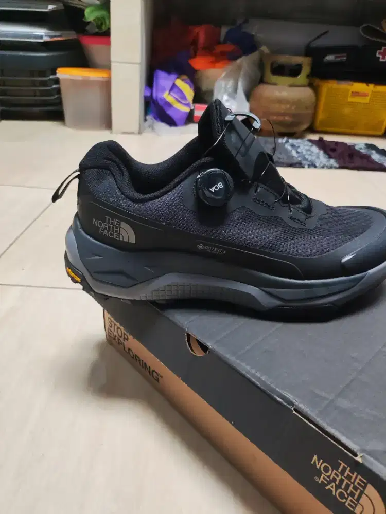 Sepatu hiking dan mejeng