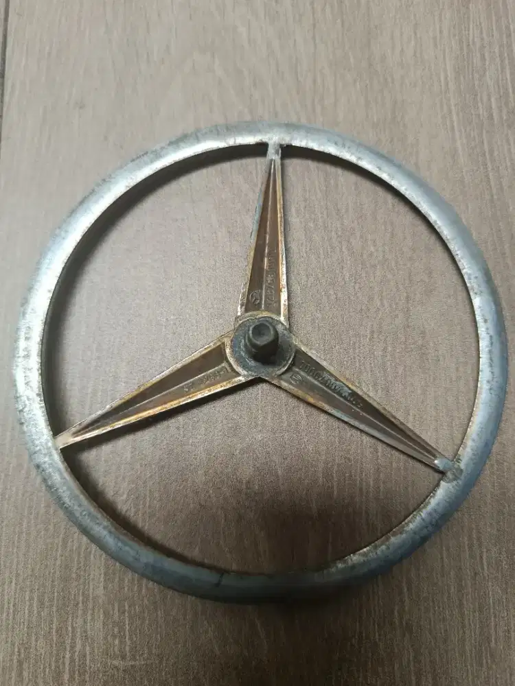 Preloved emblem belakang ori mobil Mercy Tiger