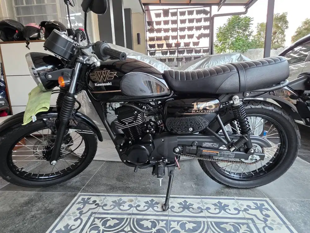 Kawasaki W175 SE Black Edition 2023 (Akhir)