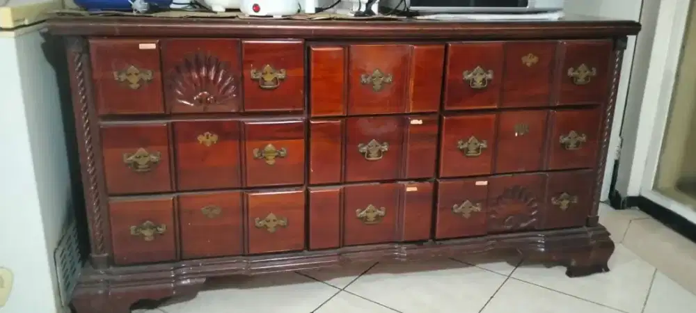 Lemari sorokan buat piring Dan sebagainya
