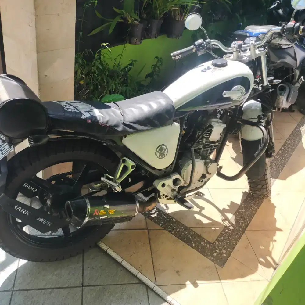 Jual custom bahan Yamaha scorpio ..surat lengkap isi . Body ORI ada.