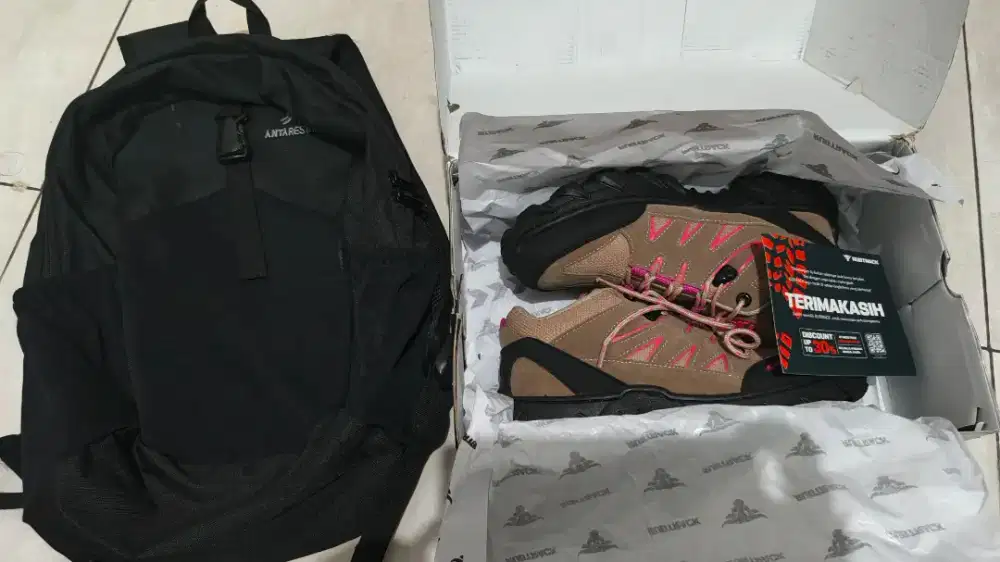 Sepatu gunung dan daypack