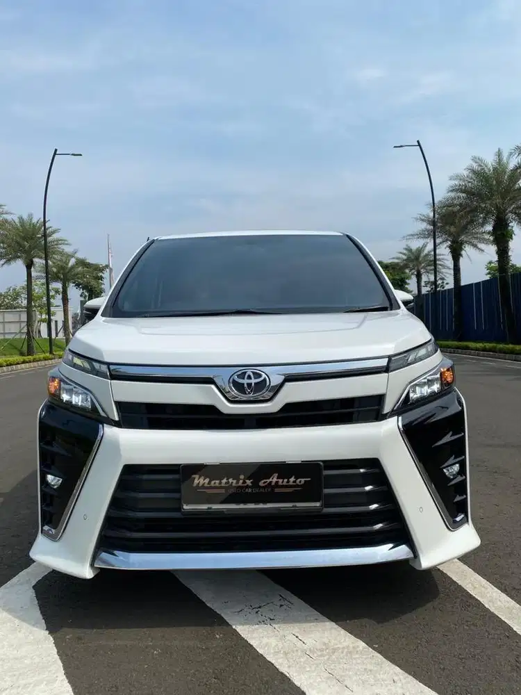 TOYOTA VOXY 2.0 AT 2018