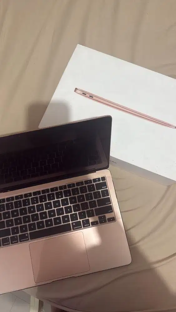 Apple MacBook Air (13.3 inci, M1 2020)  8GB RAM, 256GB SSD, Gold