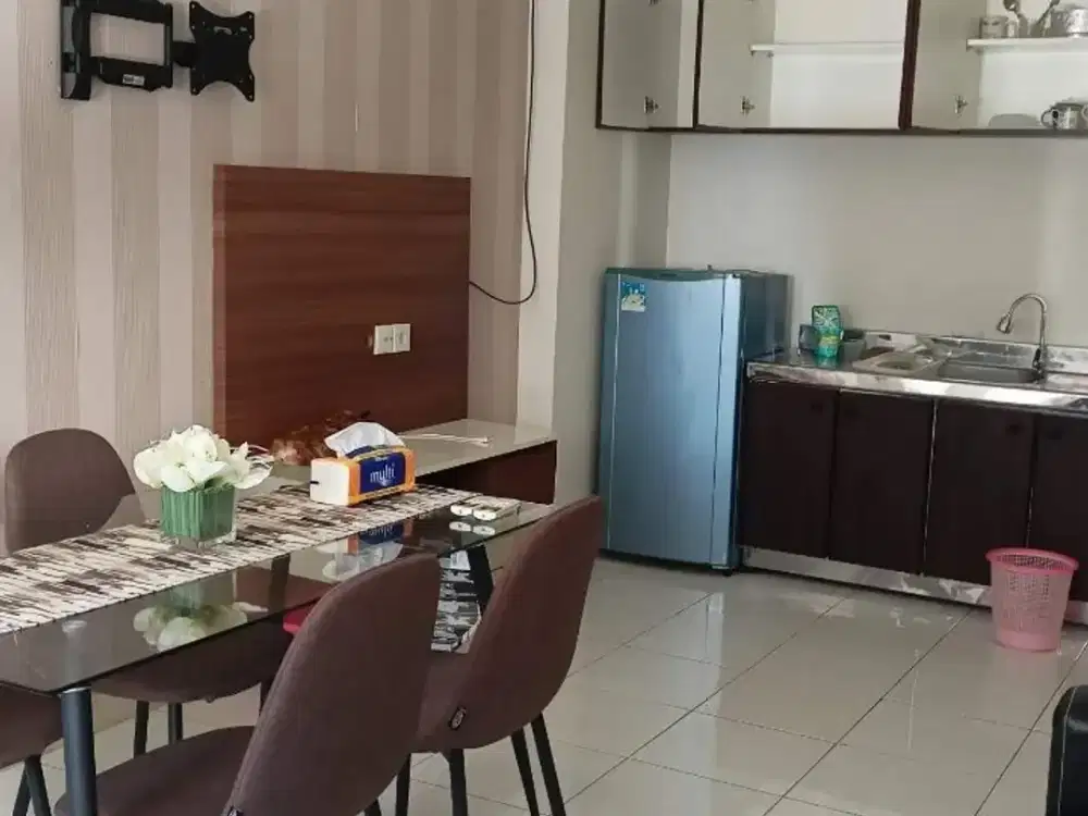 Apartemen Berkeley 1Br Luas, Ada Ruang Tamu Furnish Listrik 1300 Watt