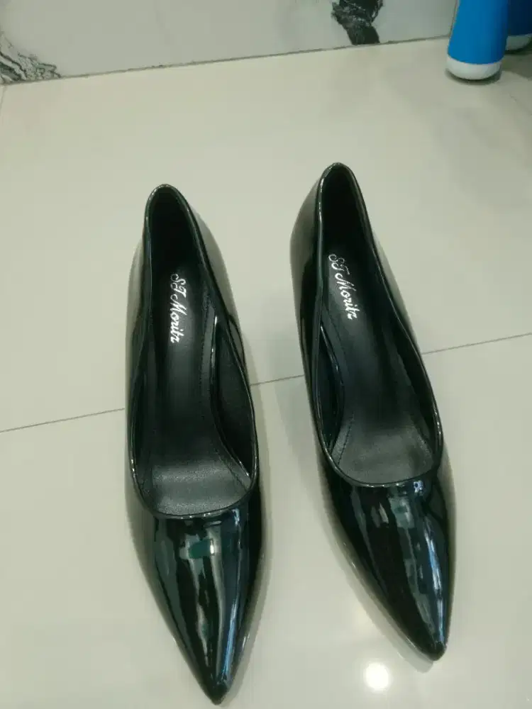 Dijual high hells warna hitam baru!