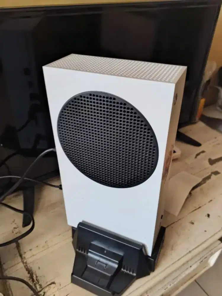 Xbox Series S 512 GB(dengan game, stik, etc)