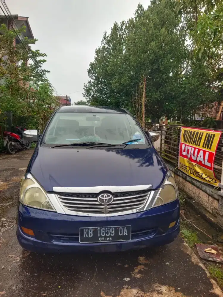 Mobil Inova tahun 2006 biru tua
