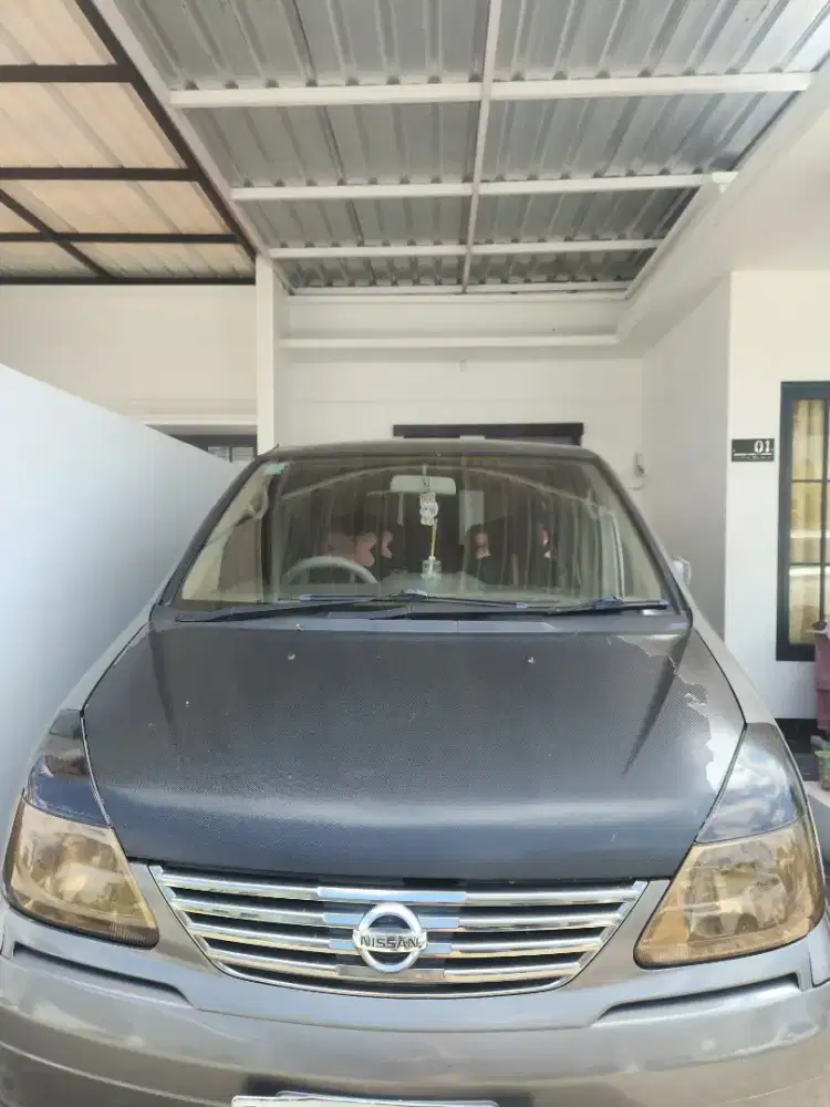 Nissan serena abu abu