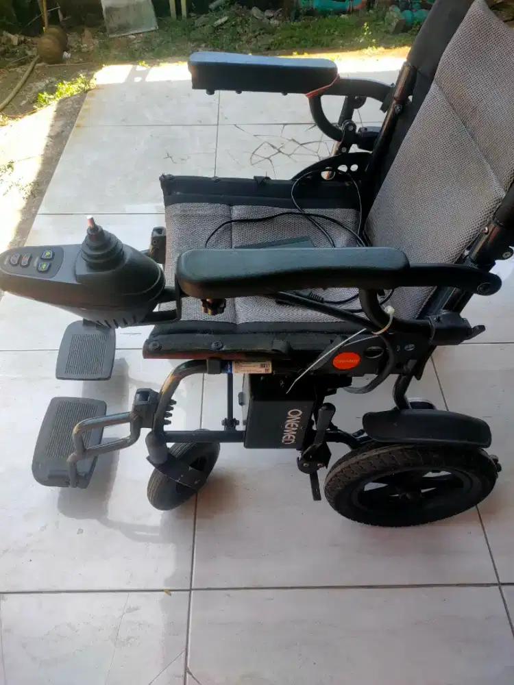 Kursi roda elektrik