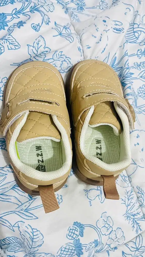 Sepatu import bayi