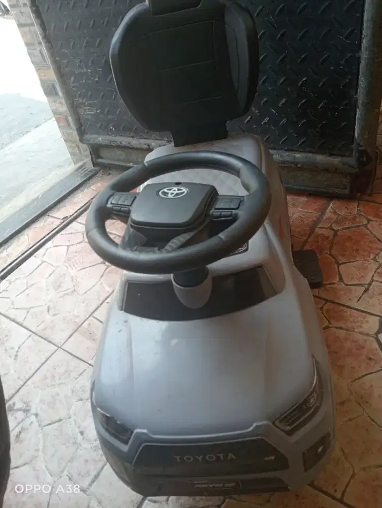 Mainan mobilan anak