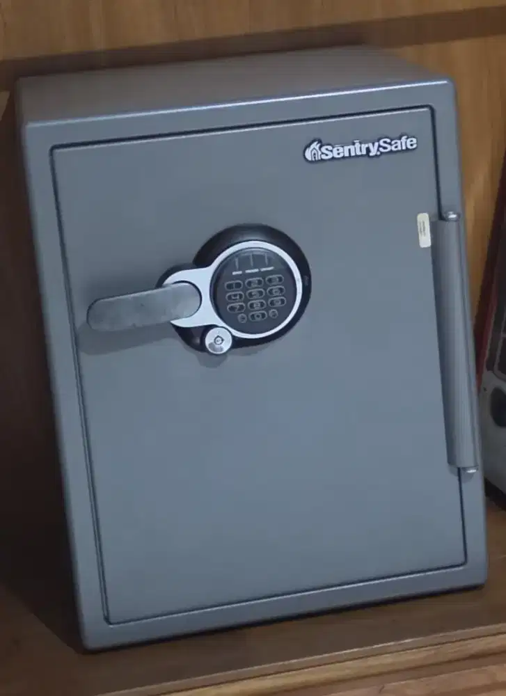 Brankas SentrySafe STW205G5 – anti api & air –Belum Pernah Dipakai