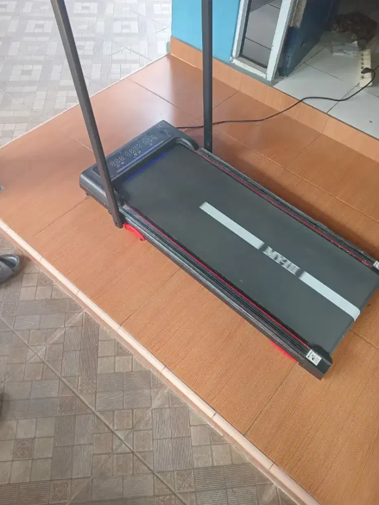 Treadmill alat olahraga