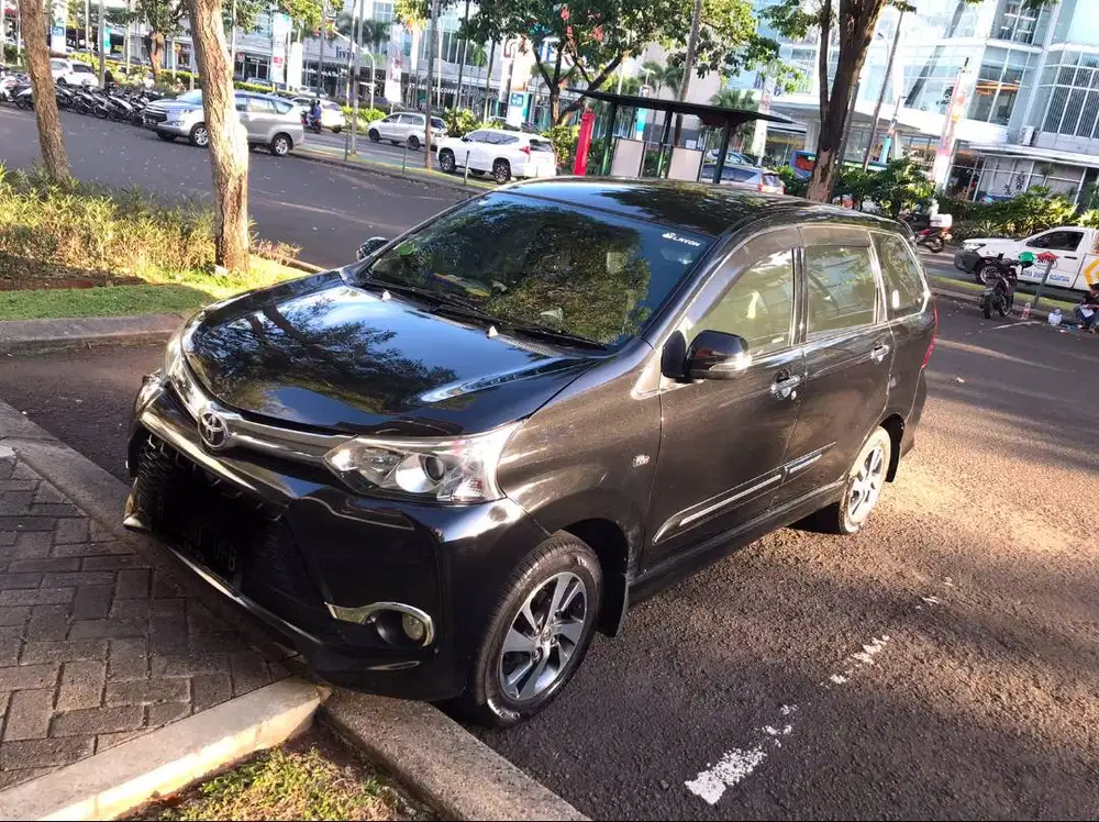 DIJUAL AVANZA VELOZ MATIC 2017 HITAM