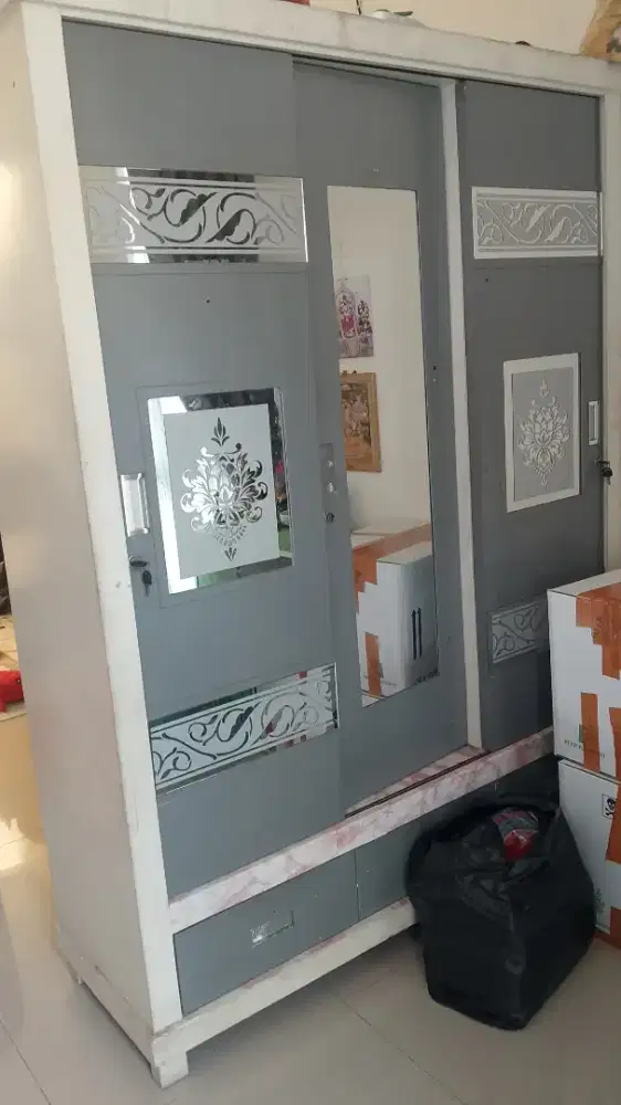 Lemari. Bekas kayu