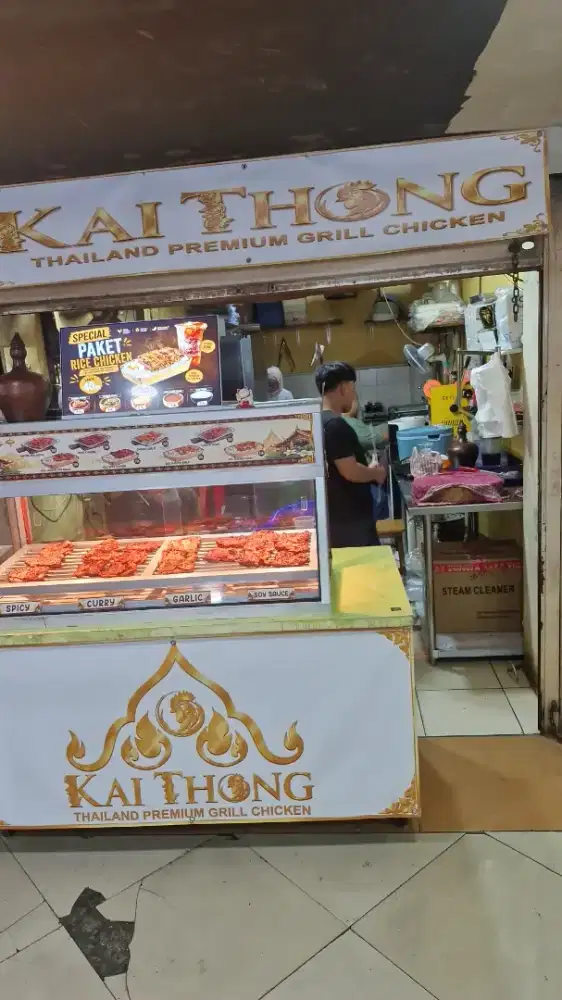 Crew/karyawan foodcourt