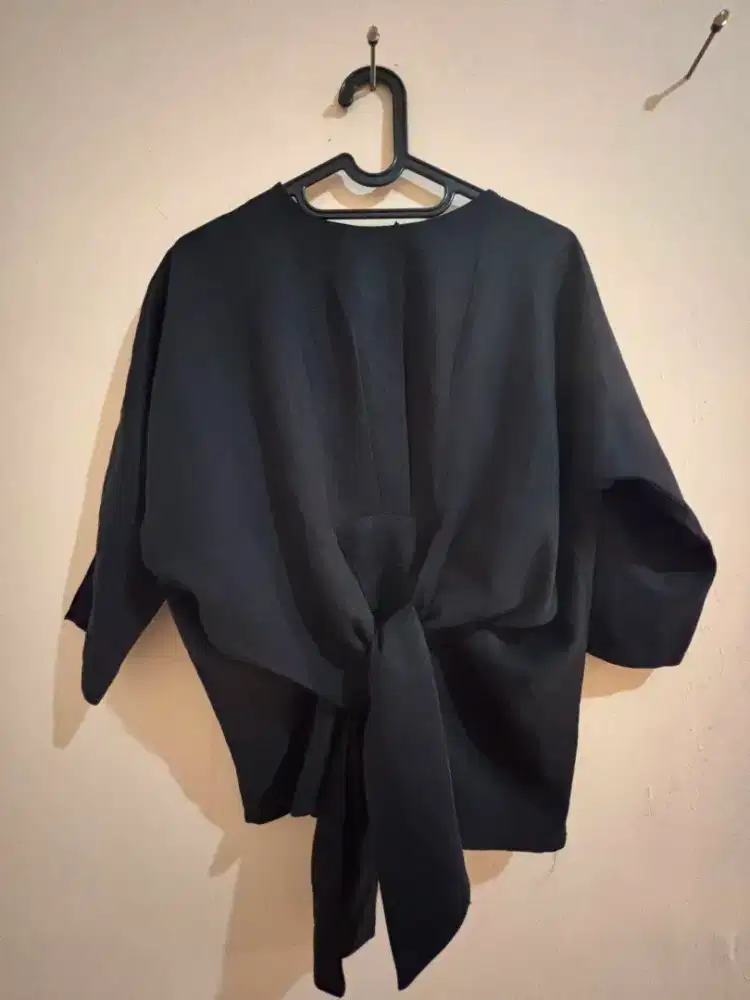 Blouse wanita hitam