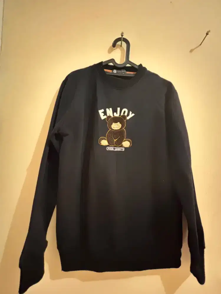 Sweater bear hitam
