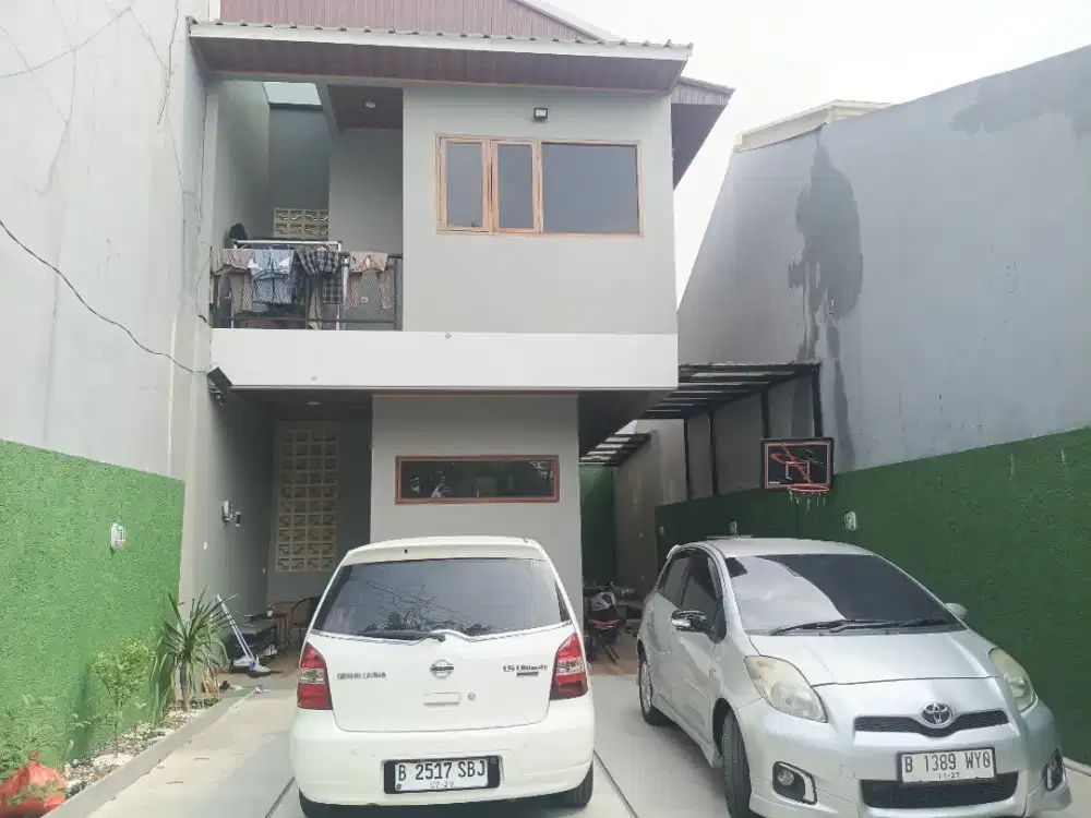 Jual cpt. Rumah konsep villa di ciracas.. Parkir luas..