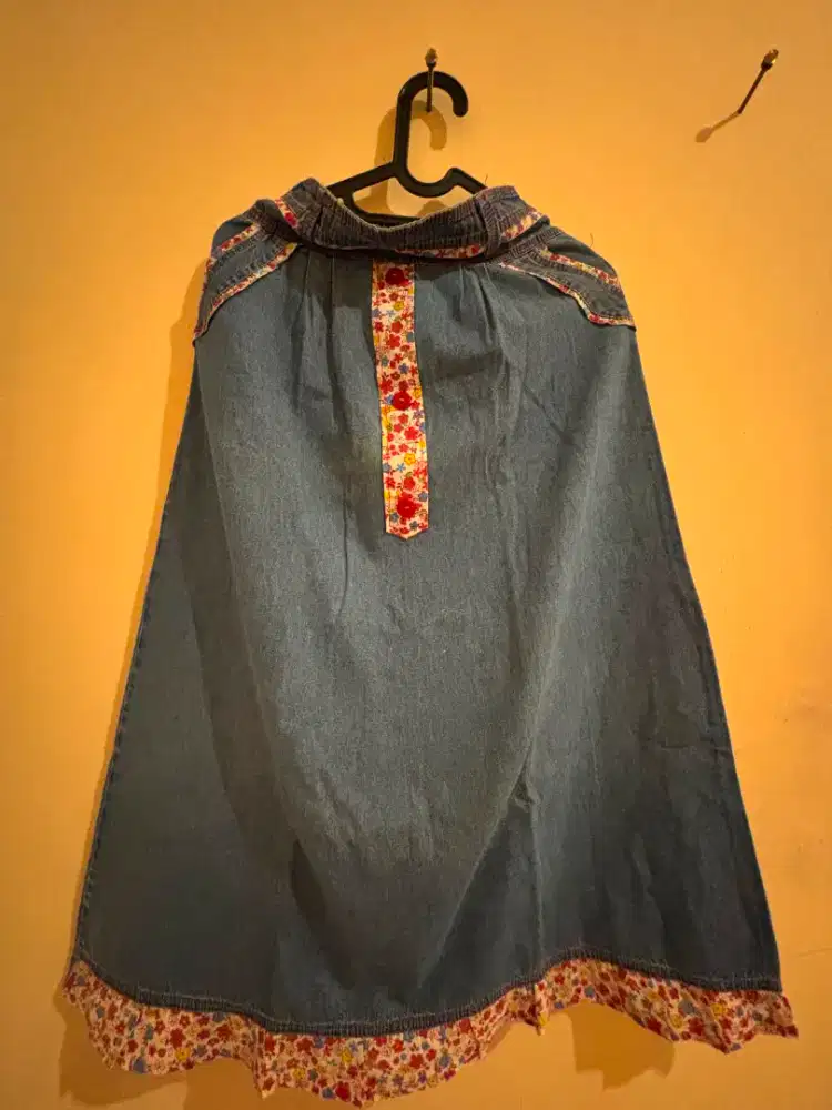 Rok Levis wanita