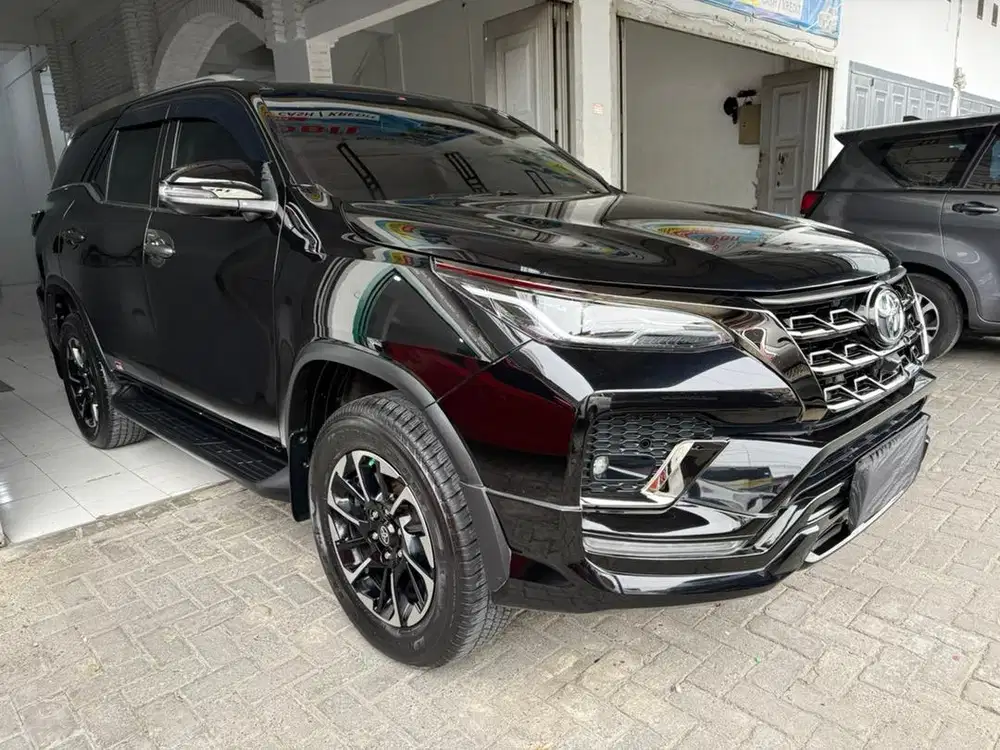 Fortuner 2.8 GR Sport 2022 Hitam