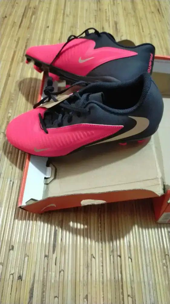 Sepatu bola Nike phantom