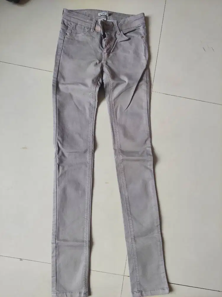 Celana merk Stradivarius ukuran 32
