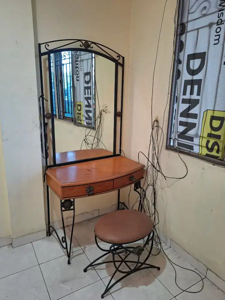 Meja Rias Set dan Kursi